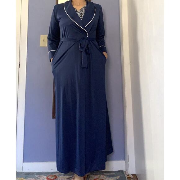 Vanity Fair Navy Blue Satin Robe Vintage Luxury Old Money Rich P Woman 5’5 / 5’8 - Picture 1 of 4
